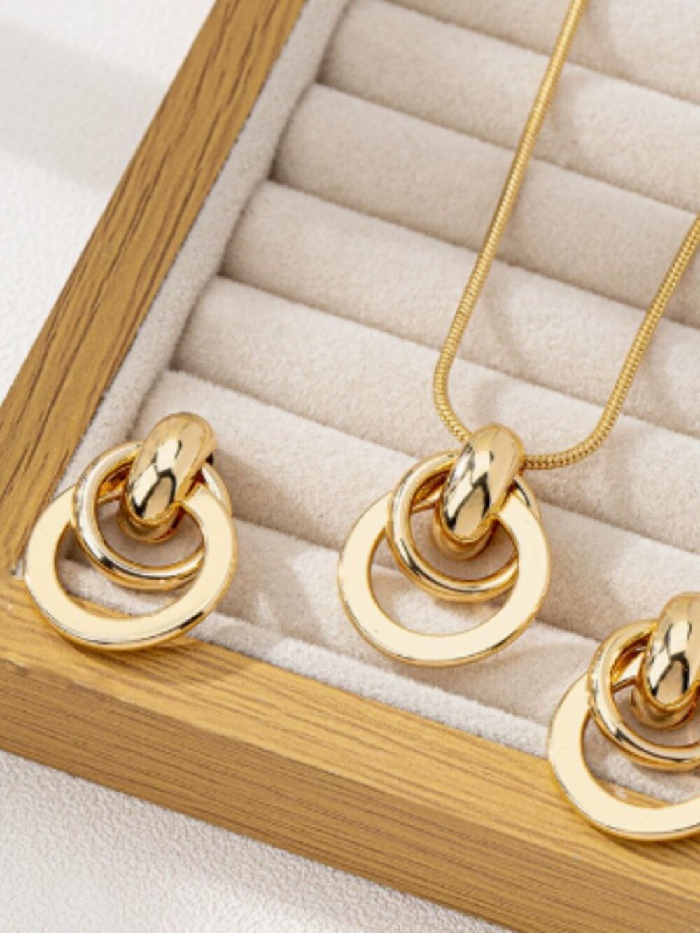Minimalist Gold Intertwined Circle Pendant Necklace Earring Set - Picture 2 of 2